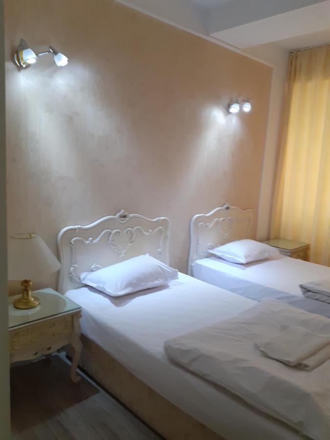 Nevis Fundeni Hotel Bukares Bagian luar foto